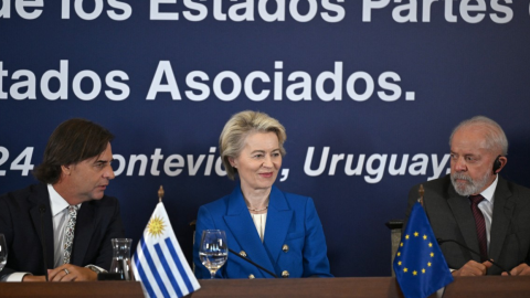 El presidente de Uruguay, Luis Lacalle Pou; Ursula von der Leyen, presidenta de la Comisión Europea; y el presidente de Brasil, Luiz Inacio Lula da Silva, en la Cumbre de Mercosur en Montevideo, el 6 de diciembre de 2024.