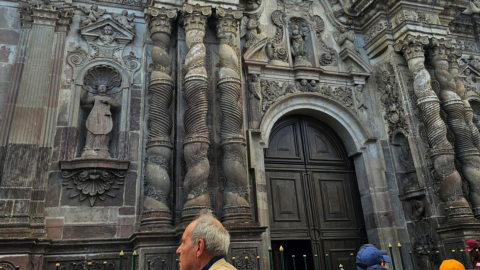 Detalles arquitectónicos de las iglesias del centro histórico de Quito.