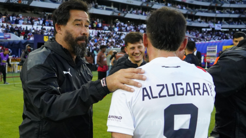 Pablo Sánchez junto a Lisandro Alzugaray en el partido entre Liga de Quito y Deportivo Cuenca, 1 de diciembre de 2024.