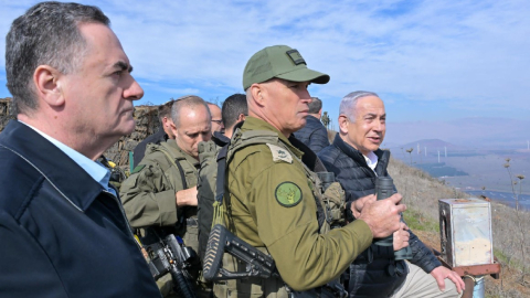 El primer ministro de Israel, Benjamín Netanyahu (der.), visita a sus tropas en los Altos del Golán ocupados, frontera con Siria, el 8 de diciembre de 2024.