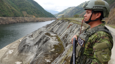 Un militar del Grupo Especial de Operadores Eléctricos de las Fuerzas Armadas parado frente al embalse de Mazar, en el Austro, el 17 de septiembre de 2024.