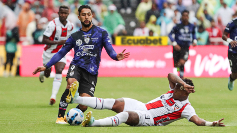 Jeison Medina y Richard Mina en la final de ida de la LigaPro, 7 de diciembre de 2024.