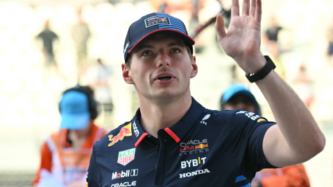 Max Verstappen saluda a varios aficionados durante el Gran Premio de Abu Dhabi de Fórmula 1, el 6 de diciembre de 2024.