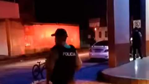 Policías en los exteriores de una discoteca de Lago Agrio, en Sucumbíos.