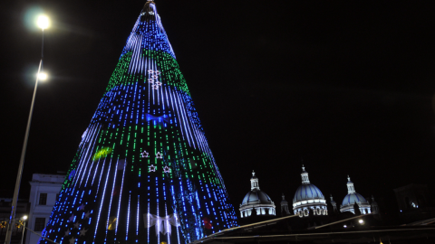 Árbol de Navidad en la plaza San Francisco, vista a la Catedral de Cuenca.