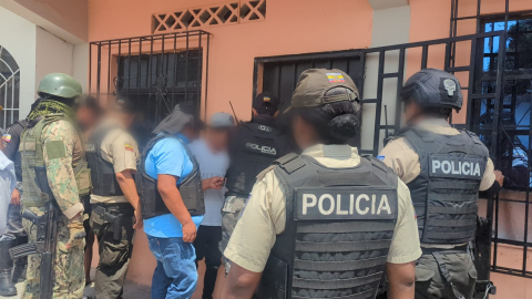 Policías y militares participaron de un operativo de clausura de clínicas clandestinas de adicciones en Guayaquil el 5 de diciembre de 2024.