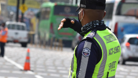 Un agente metropolitano de tránsito realiza controles en las vías de Quito.