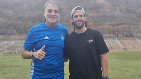 Carlos Alberto Juárez, exjugador de Emelec, junto a Facundo Castelli, actual futbolista de la plantilla.