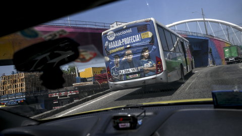 En  un autobús en Río de Janeiro (Brasil), se ve un anuncio de una empresa de apuestas deportivas online, 12 de septiembre de 2024.