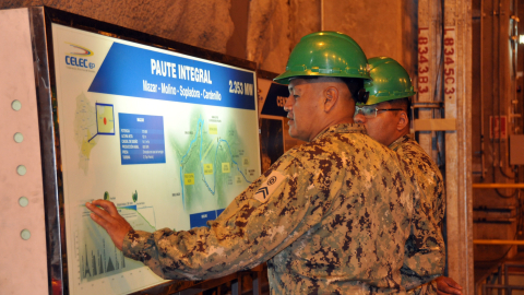 Dos militares del Grupo Especial de Operadores Eléctricos de las Fuerzas Armadas observan una lámina del Complejo Hidroeléctrico Paute, 17 de septiembre de 2024.