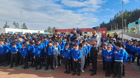 Estudiantes en el patio de una escuela