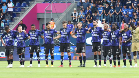 Los jugadores de Independiente del Valle forman en la mitad de la cancha, antes del partido contra Macará, el domingo 24 de noviembre de 2024.