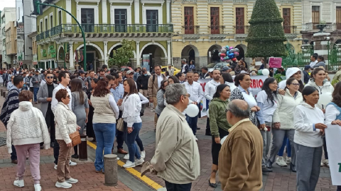 Decenas de ciudadanos este 10 de diciembre de 2024 durante el recorrido mostraron pancartas por la paz.