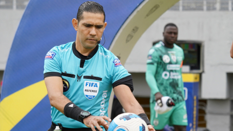 Guillermo Guerrero, como juez central, en el partido del domingo 1 de septiembre de 2024 entre Aucas e Independiente del Valle, por la LigaPro.