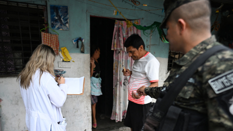 Un soldado entrega a una persona una bolsa con veneno contra las larvas del mosquito Aedes aegypti, vector del dengue, 9 de octubre de 2024.