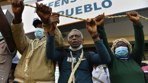 Fotografía de archivo de extrabajadores de la compañía japones Furukawa que protestaban a las afueras de la Defensoría del Pueblo, en Quito, el 2 de diciembre de 2021.