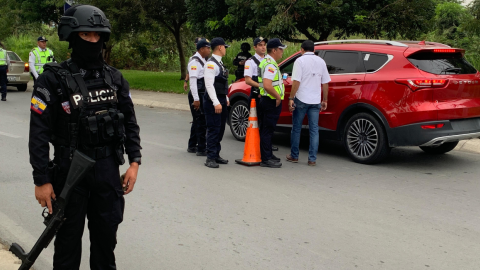 Policías y agentes de la CTE en la vía a Daule