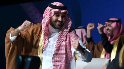 El ministro de Deportes y Juventud de Arabia Saudita, Abdulaziz bin Turki al-Faisal al-Saud, celebra después de que Arabia Saudita fuera confirmada como anfitriona de la Copa Mundial de 2034 durante una ceremonia en la capital, Riad, el 11 de diciembre de 2024.