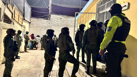 Militares y policías en la cárcel de Ambato