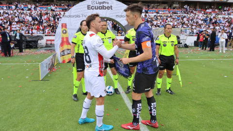 Los capitanes de Liga de Quito, Ezequiel Piovi, y de Independiente del Valle, Richard Schunke, saludan antes de la final de ida de la LigaPro, el sábado 7 de diciembre de 2024.