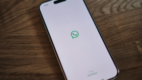 Fotografía referencial de un celular que corre la aplicación de WhatsApp.
