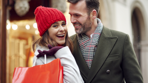 Pareja realizando compras por Navidad