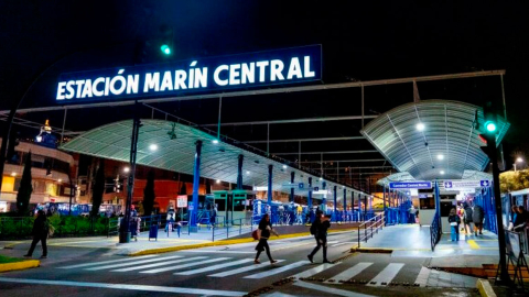 Usuarios caminan por los alrededores de la Estación Marín Central de la Ecovía.