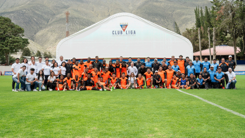 Jugadores de Liga de Quito junto a cuerpo técnico, dirigentes y colaboradores del club en el complejo de Pomasqui, el jueves 12 de diciembre de 2024.