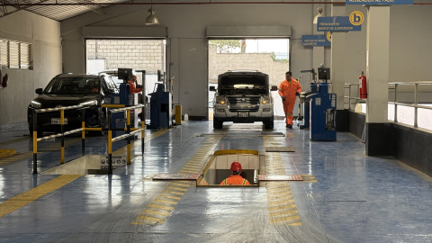 Técnicos hacen la revisión vehicular a dos autos en el centro de San Isidro de El Inca, el 11 de noviembre de 2024.