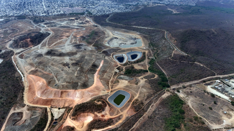 Vista aérea del relleno sanitario de Guayaquil, rebautizado como Complejo Ambiental Las Iguanas, en el noroeste de la ciudad, con zonas consolidadas, áreas abiertas para el depósito de desechos sólidos y piscinas de líquidos lixiviados.