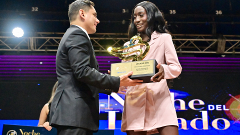 Kiara Rodríguez, paratleta guayaquileña, recibe el 'Legado de Oro 2024', de manos de Roberto Ibáñez, presidente de Fedeguayas.