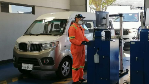 Un técnico realiza la revisión a un vehículo en uno de los centros de Quito, el 13 de diciembre de 2024.