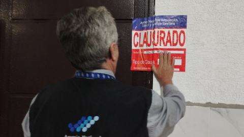 Personal de Arcsa coloca el sello de clausura en una fábrica de embutidos en Tungurahua, el 13 de diciembre de 2024.