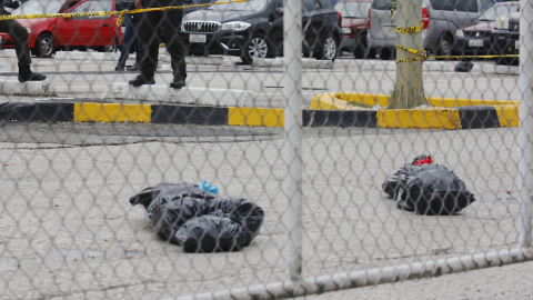 Los dos bultos embalados en forma de cuerpos humanos fueron hallados la mañana de este 13 de diciembre de 2024 en los exteriores del Complejo Judicial Albán Borja, en Guayaquil.