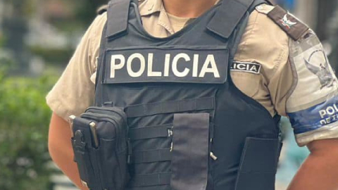 Imagen referencial de un policía de Ecuador. Un uniformado, detenido el 11 de diciembre de 2024, es procesado por reclutar a menores de edad en Manabí.