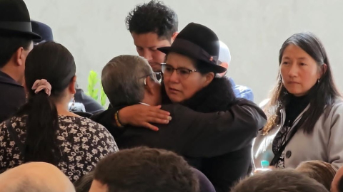 La prefecta de Cotopaxi, Lourdes Tibán, recibe el 14 de diciembre de 2024 los pésames por la muerte de su esposo Raúl Ilaquiche.