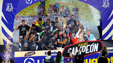 Los jugadores de Liga de Quito levantan el trofeo de campeones de la LigaPro, el 14 de diciembre de 2024.