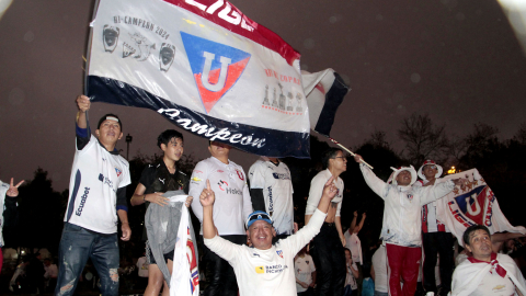 Hinchas de Liga de Quito, en la pileta de la Universidad Central, el 14 de diciembre de 2024.