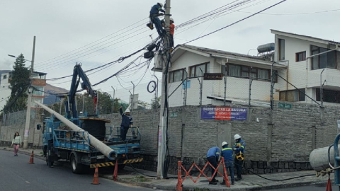 Personal de la Empresa Eléctrica Quito realiza tareas de reparaciones en El Inca, el 4 de octubre de 2024.