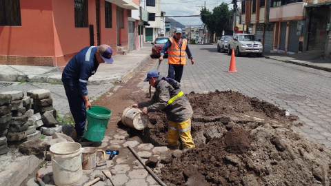 Trabajadores de la Epmaps arreglan una fuga de agua en Quito, en noviembre de 2024.