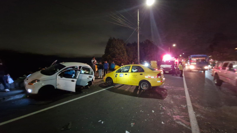 Imagen de vehículos involucrados en un accidente de tránsito en Quito, el 14 de diciembre de 2024.