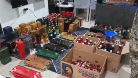 Botellas de licor adulterado en una vivienda del sur de Guayaquil