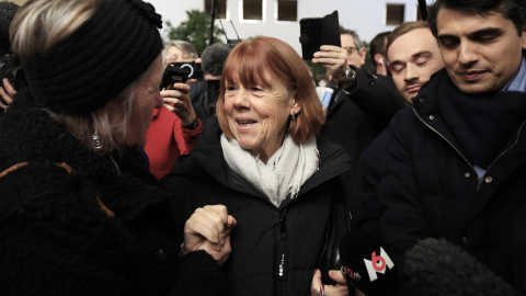 Gisèle Pelicot (centro) junto a su abogado Stephane Babonneau (der.) abandona la corte donde su exesposo Dominique Pelicot enfrenta un juicio por ser acusado de drogar y violar a su exesposa, el 16 de diciembre de 2024 een Aviñon, Francia.