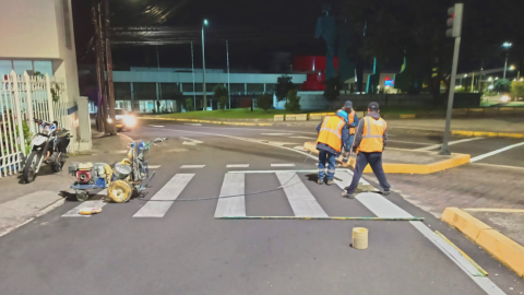 Funcionarios de la Epmmop trabajan en la implementación de la ciclovía en la avenida de La Prensa, en el norte de Quito.