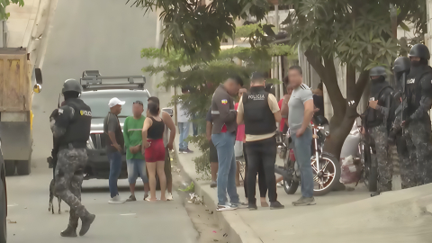 Imagen de la calle en la que se perpetró la masacre de siete personas, entre ellos cuatro miembros de una misma familia en el bloque 6 de Flor de Bastión, en el distrito Nueva Prosperina, al noroeste de Guayaquil, el domingo 15 de diciembre de 20224