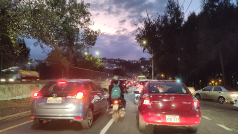 Congestión vehicular en la avenida Simón Bolívar, en Quito, el 16 de diciembre de 2024.