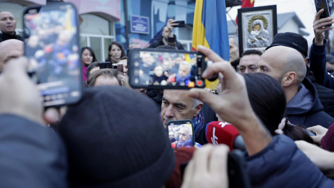 Fotografía de archivo de Calin Georgescu, candidato de extrema derecha durante las elecciones en Rumania, afuera de un recinto electoral el 8 de diciembre de 2024.