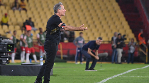 Ariel Holan dirige un partido con Barcelona SC en el estadio Banco Pichincha de Guayaquil, el 17 de julio de 2024.