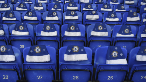 Gorros navideños del Chelsea sobre los asientos, antes de un partido, en el 'Boxing day' de 2017.