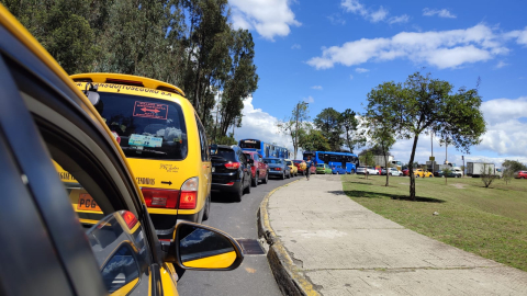 Una de las calles de Quito colapsada por el tráfico, 17 de diciembre de 2024.